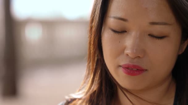 Jonge Aantrekkelijke Aziatische Vrouw Het Park — Stockvideo