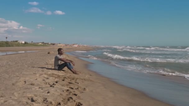 Mladý Černý Muž Pláži — Stock video