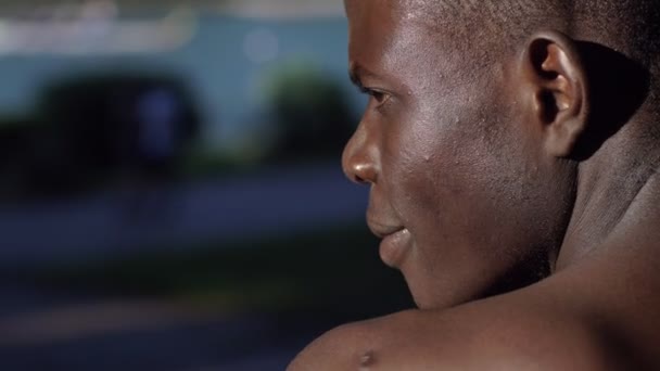 若い黒人男性 クローズアップ — ストック動画
