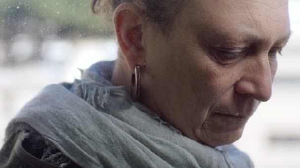 Närbild Tankeväckande Deprimerad Mogen Kvinna Tänkande Ångest Bekymmer — Stockvideo