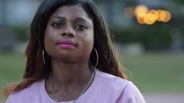 şok, korku. Genç Amerikalı Afrikalı kadın korkuyor - yavaş hareket