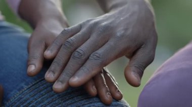 siyahinsanlar arasında aşk. genç Afrikalıların elleri birbirine dokunuyor- yavaş çekim