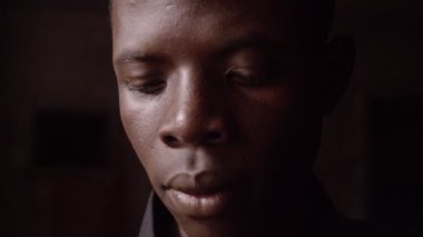 genç siyah adam, yakın