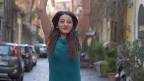 Χαρά Ευτυχία Διασκέδαση Νέα Γυναίκα Άλμα Για Χαρά Στο Δρόμο — Αρχείο Βίντεο