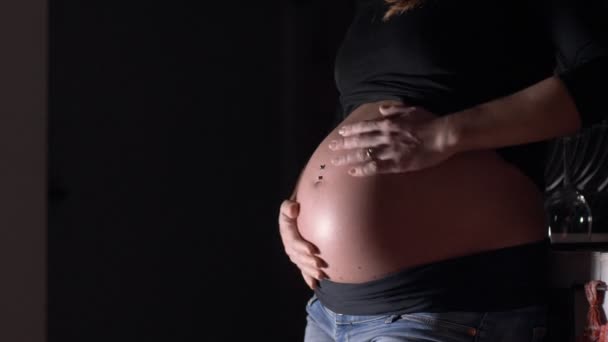 Zwangere Vrouw Het Donker Strelen Haar Buik Nieuw Leven Zwangerschap — Stockvideo