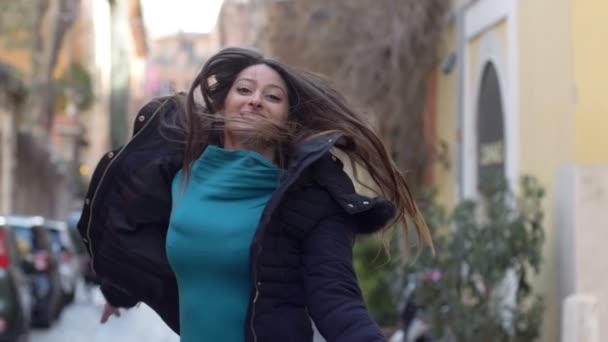 Retrato Despreocupado Felicidade Positividade Jovem Mulher Salta Para Felicidade Rua — Vídeo de Stock