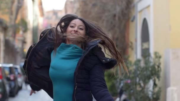 portrét bezstarostnosti, štěstí, positivity. mladá žena skáče na štěstí na ulici