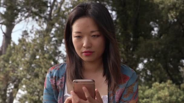 Portret Van Serieuze Jonge Chinese Vrouw Met Behulp Van Smartphone — Stockvideo