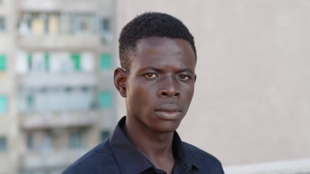 Σίγουρος Μαύρος Αφρικανός Νεαρός Άντρας — Αρχείο Βίντεο