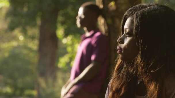 Retrato Una Pareja Negra Africana Después Discutir Parque Silencio Tristeza — Vídeo de stock