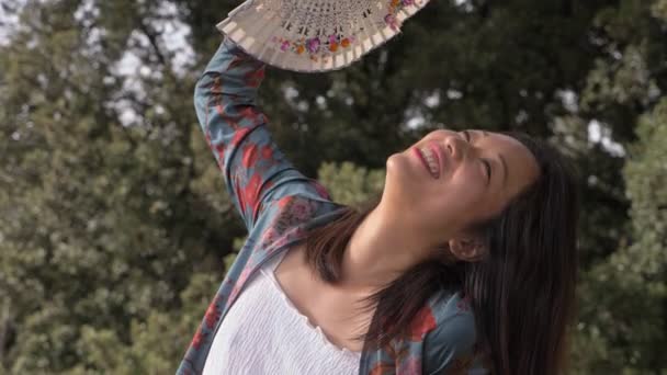 Verano Caliente Refrescarse Joven Asiático Mujer Fan Con Ventilador Parque — Vídeos de Stock