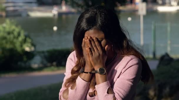 Відчайдушні Самотня Американська Африканська Жінка Плаче Парку — стокове відео