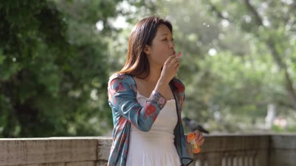 Feliz Sonriente Joven Asiático Mujer Haciendo Jabón Burbujas Parque Cámara — Vídeos de Stock