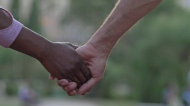 parkta el ile yürüyen karışık çift - yavaş hareket-geri görünümü