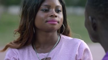 park yavaş hareket oynayan genç siyah Afrikalılar mutlu ve gülümseyen çift