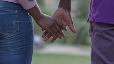 Aşk, sevgi, romantizm. siyah çift eller tutma-yavaş hareket