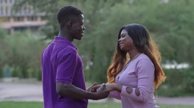 park yavaş hareket oynayan genç siyah Afrikalılar mutlu ve gülümseyen çift