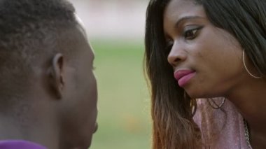 Konuşmalar, sohbetler, arkadaşlık. Parkta konuşan genç Afro-Amerikan