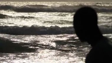 Plajda genç siyah adam