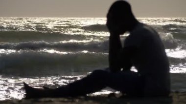 Plajda genç siyah adam