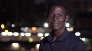 Gece şehirde genç siyah adam yakın görünüm
