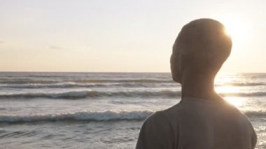 Plajda genç siyah adam