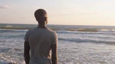 Plajda genç siyah adam