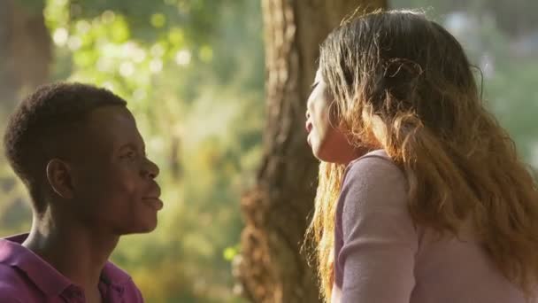 Frienship Stöd Komfort Ung Afrikansk Man Tröstande Hans Sorgliga Svart — Stockvideo