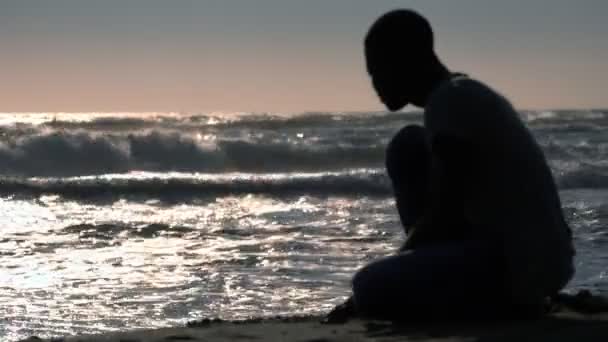 Joven Hombre Negro Playa — Vídeos de Stock