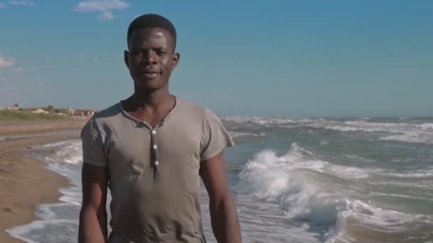 Молодий Чорний Чоловік Пляжі — стокове відео