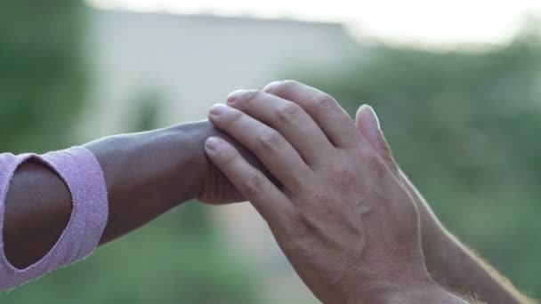 Міжрасовий Багатоетнічний Кохання Руки Білого Чоловіка Торкаються Чорної Жінки — стокове відео