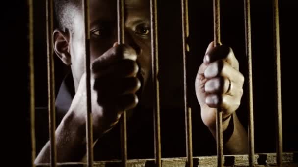 Ernstige Zwarte Man Gevangenis Achter Tralies Gerechtigheid Gevangenis Misdaad — Stockvideo