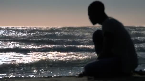 Joven Hombre Negro Playa — Vídeo de stock