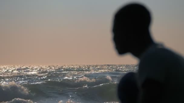 年轻的黑人在海滩 — 图库视频影像