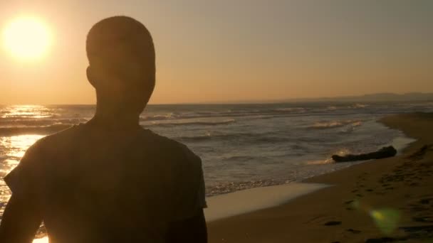 Jovem Homem Negro Praia — Vídeo de Stock