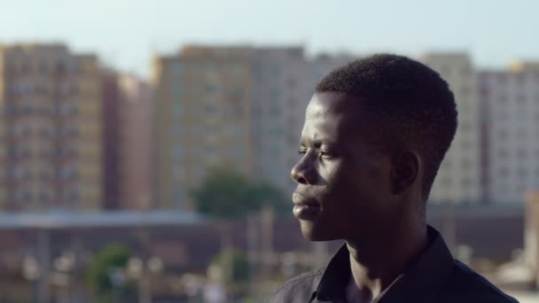 Nachdenklicher Junger Afrikanischer Mann Der Allein Die Stadt Denkt — Stockvideo