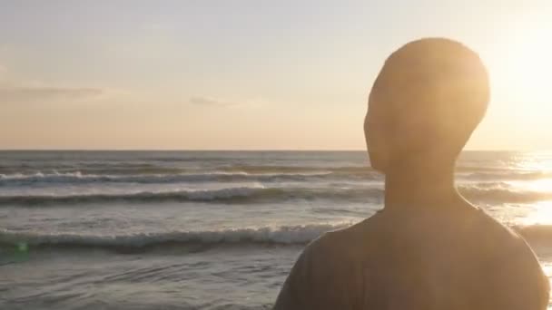 Молодой Чернокожий Мужчина Пляже — стоковое видео