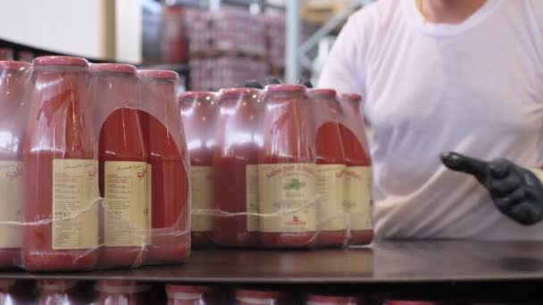 Botellas Salsa Tomate Línea Transporte Salsa Tomate Producción — Vídeo de stock