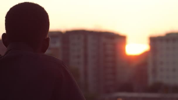 Esperança Futuro Otimismo Silhueta Homem Contemplando Pôr Sol Cidade — Vídeo de Stock