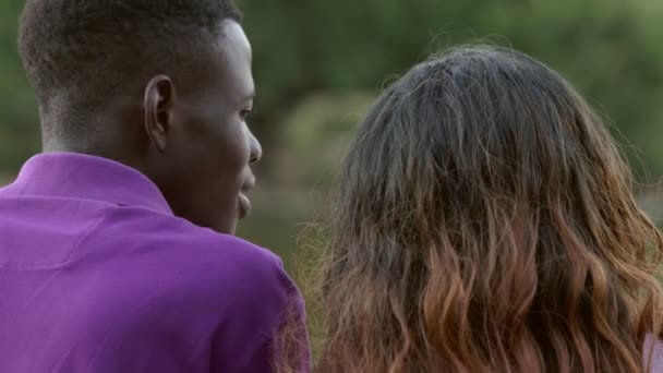 Jovem Casal Negro Africano Parque Girando Sorrindo Para Câmera — Vídeo de Stock