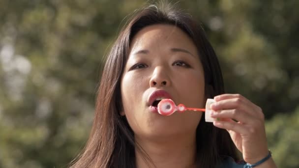 Atractivo Joven Asiático Mujer Soplando Jabón Burbujas Aire Libre Cámara — Vídeos de Stock