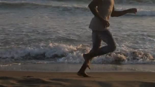 Свобода Природа Радость Молодой Черный Американец Бегает Пляжу Закате — стоковое видео