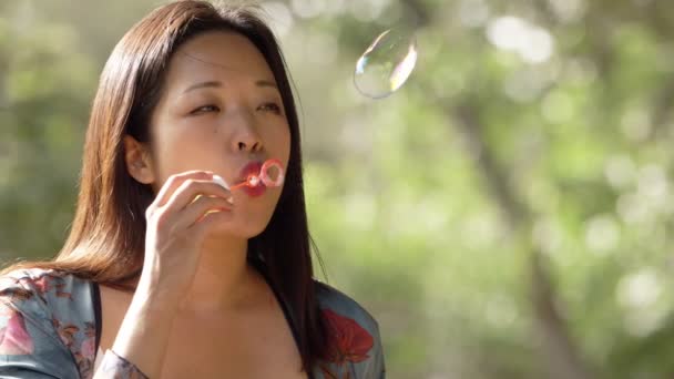 Nahaufnahme Auf Happy Asian Woman Blowing Seifenblasen — Stockvideo