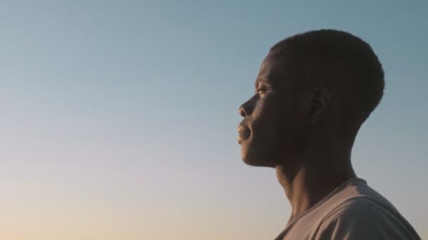 ビーチで若い黒人男性 — ストック動画