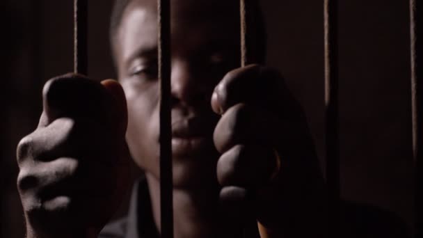 Φυλακή Έγκλημα Δικαιοσύνη Κοντινό Στη Μαύρη Αφρικανική Φυλακή Κρατώντας Κάγκελα — Αρχείο Βίντεο