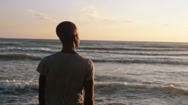 Plajda genç siyah adam