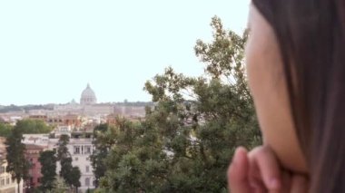 Bir yaz günü Roma güzel görünümü, Asyalı kadın gözlem