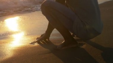 Plajda genç siyah adam