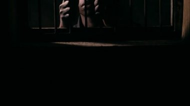 hapiste tek başına üzgün Genç siyah suçlu. Hukuk, hapishane, ceza