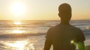 Plajda genç siyah adam